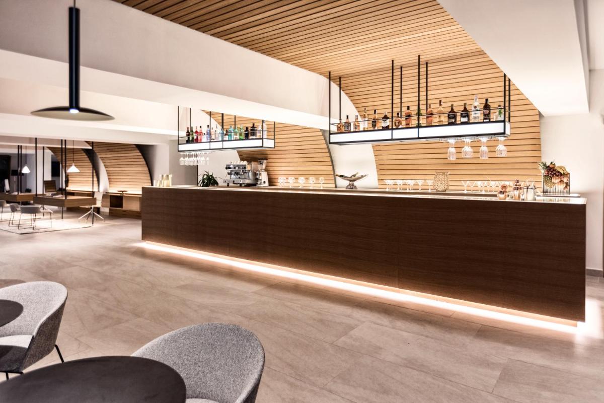 El salón o zona de bar de Bordoy Alcudia Port Suites - Adults Only