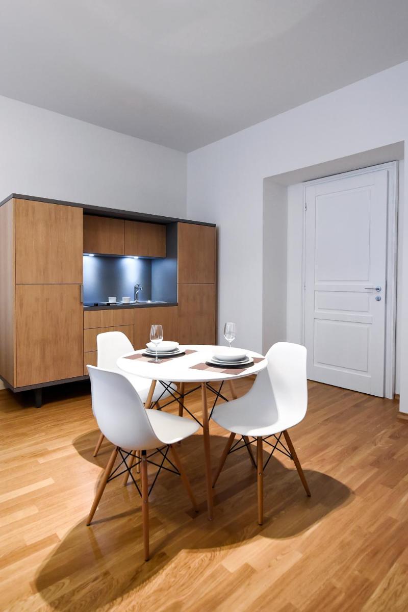 Suitetrails - City Centre Chic Apartment Ljubljana 2/4