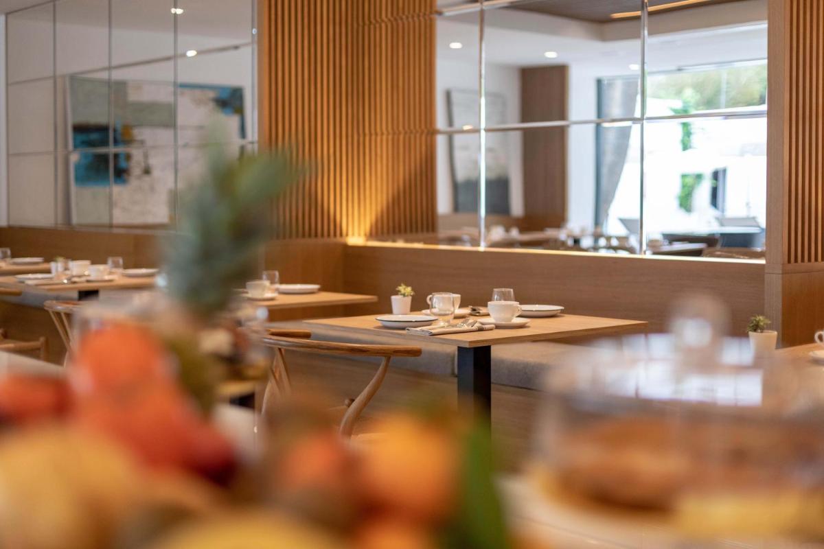 Un restaurante o sitio para comer en Bordoy Alcudia Port Suites - Adults Only