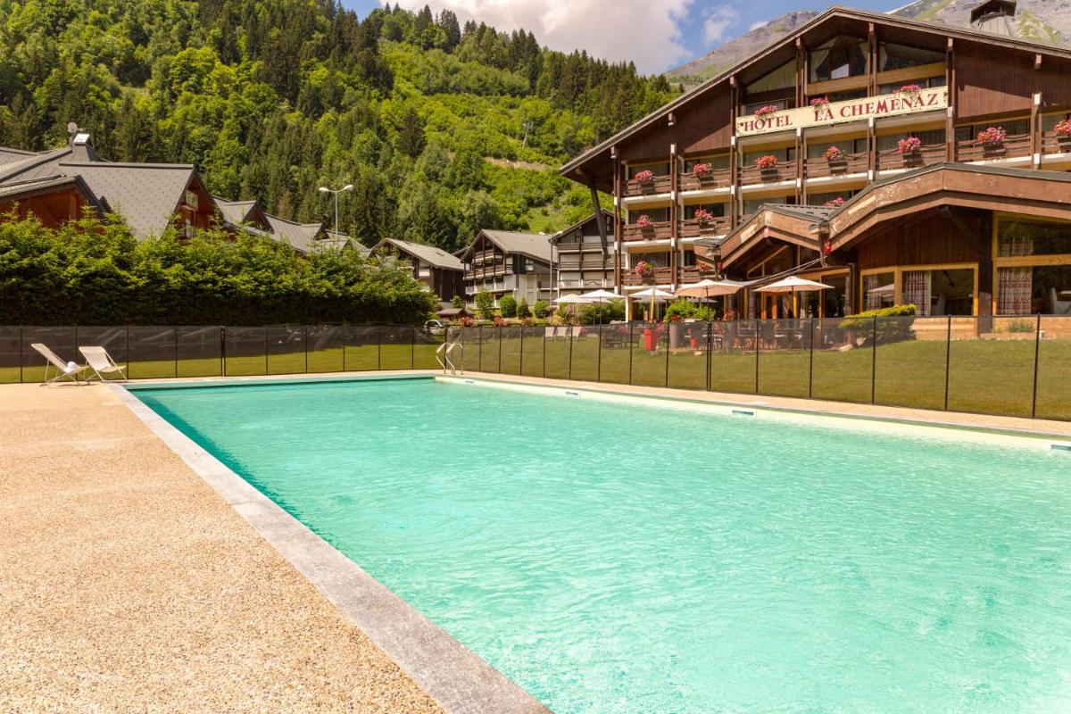 une grande piscine devant un hôtel dans l'établissement Chalet-Hôtel La Chemenaz, aux Contamines-Montjoie
