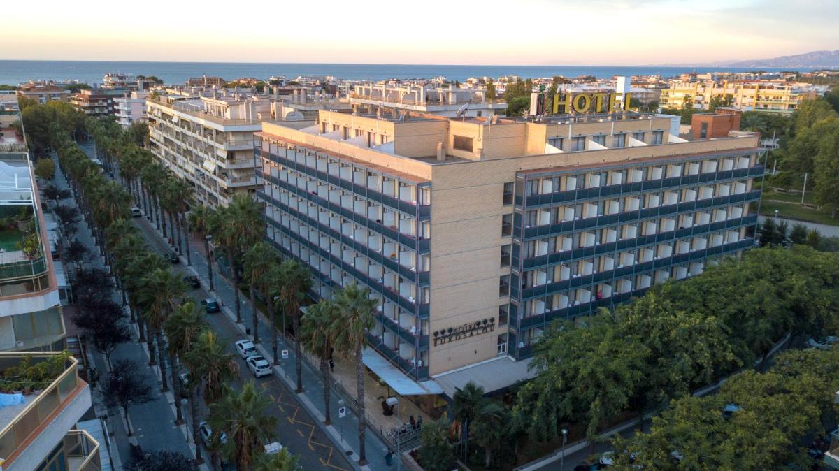 una vista aérea de un gran edificio con una calle en Eurosalou & Spa, en Salou