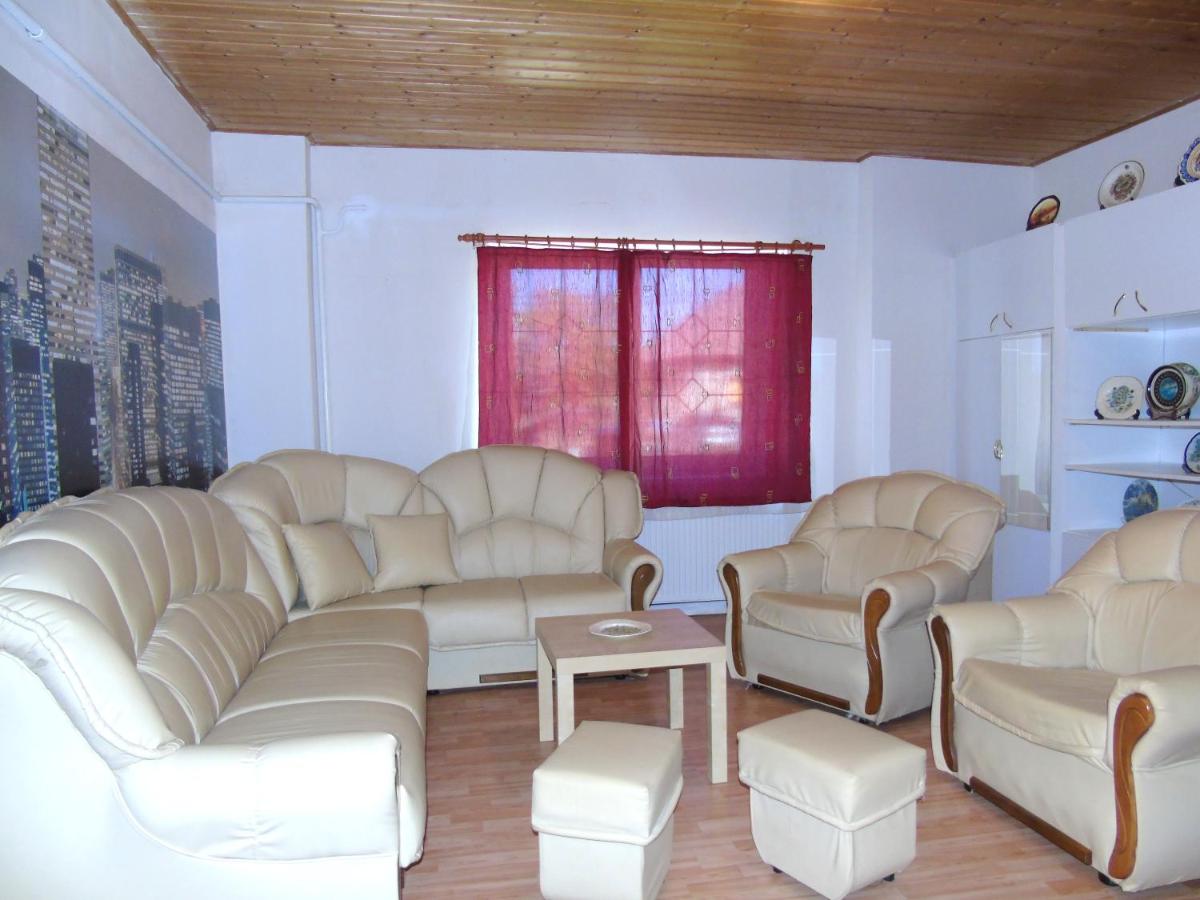 Szabadi Castle - Housity