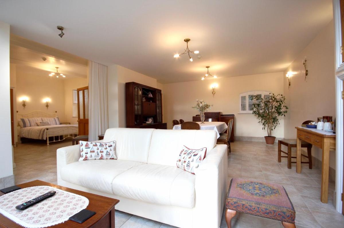 Strathmore Bed & Breakfast - Housity