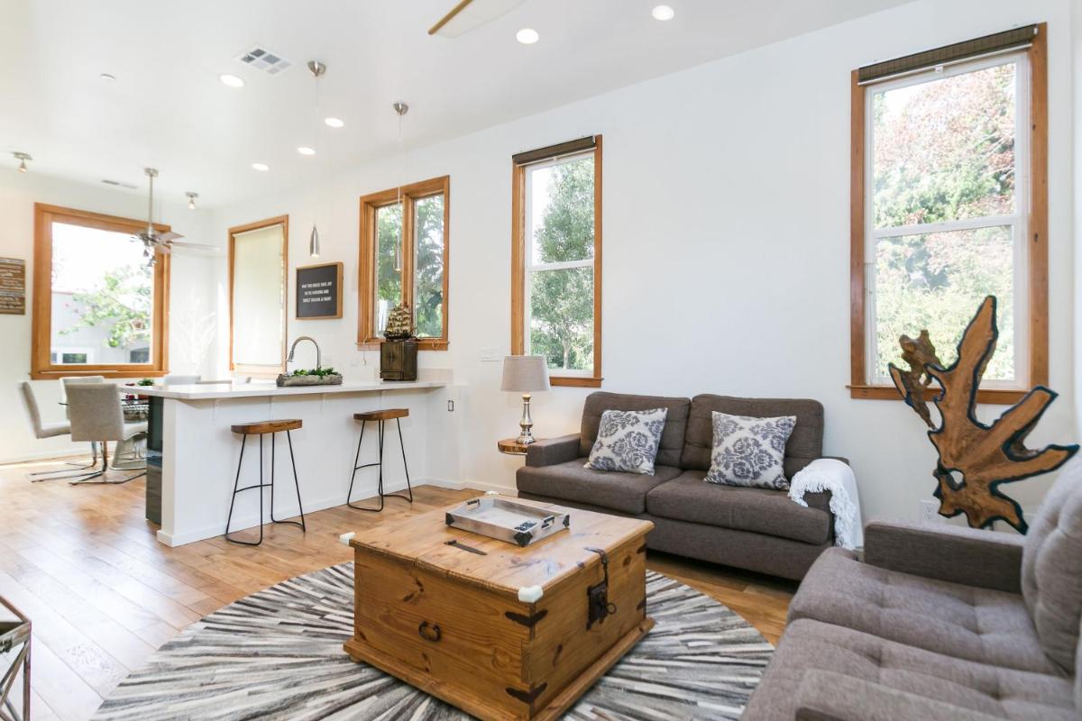 Stunning 2-Bedroom Home near Downtown Culver - Housity