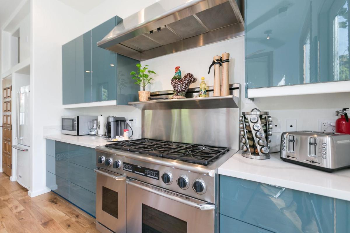 Stunning 2-Bedroom Home near Downtown Culver - Housity