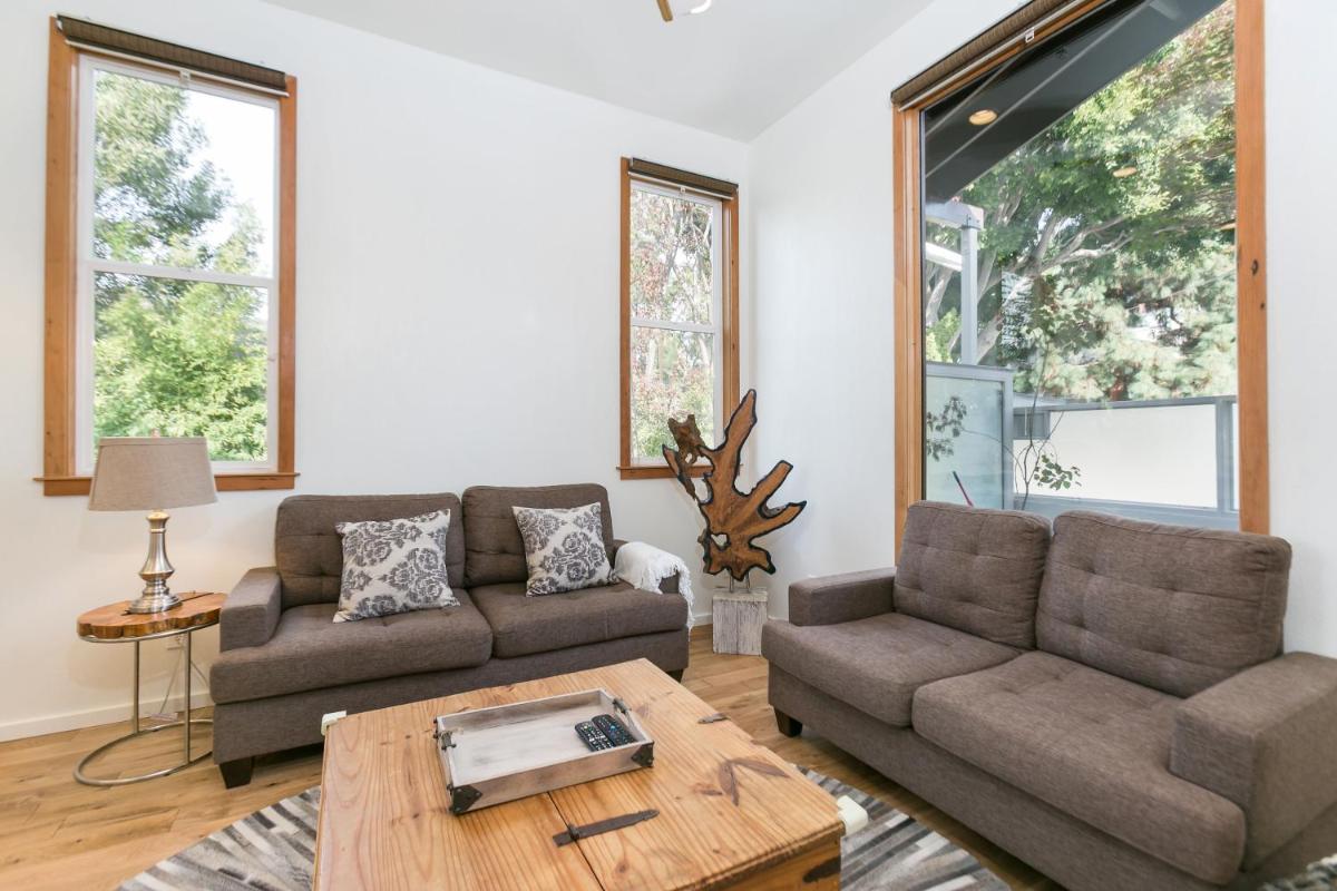 Stunning 2-Bedroom Home near Downtown Culver - Housity