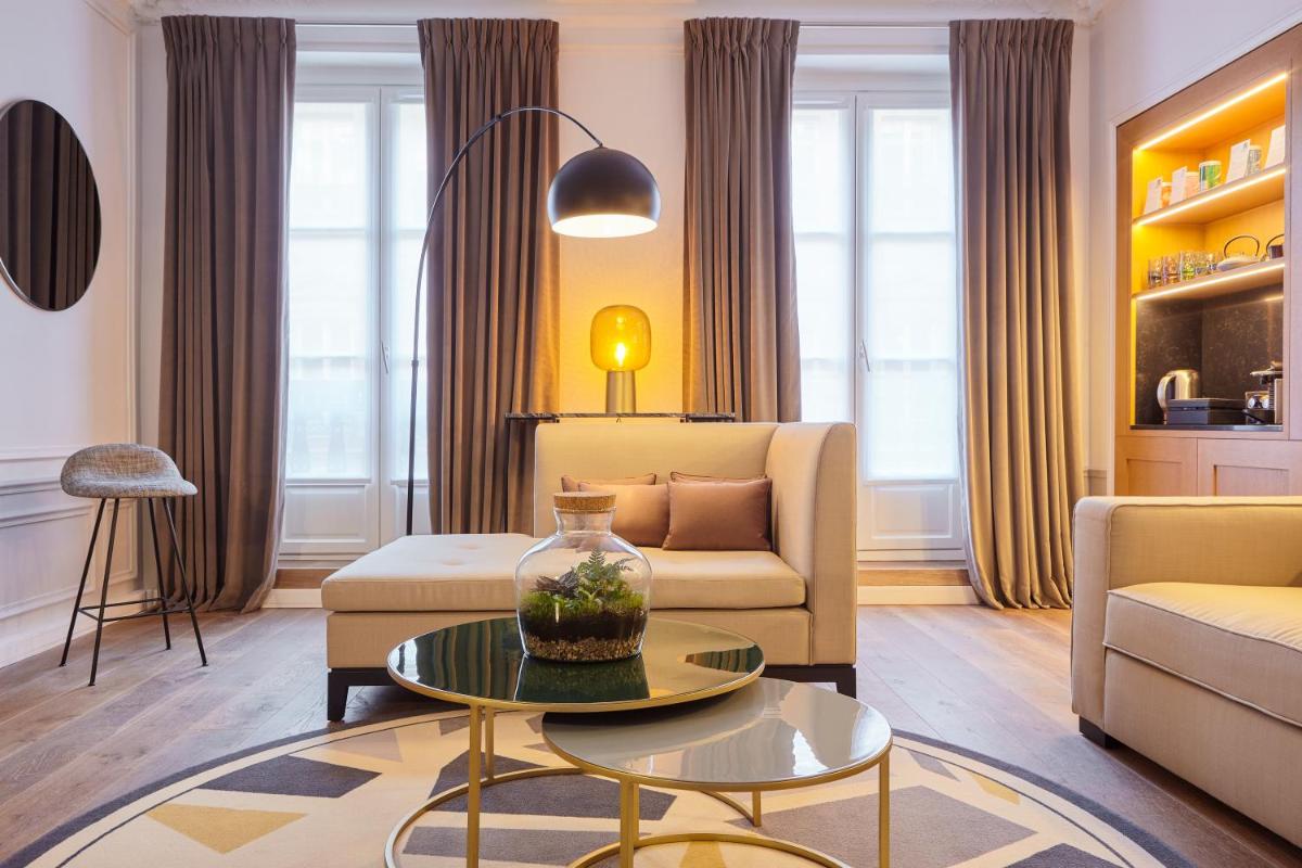 un salon avec un canapé et une table dans l'établissement Mercure Paris Opera Garnier Hôtel & Spa, à Paris