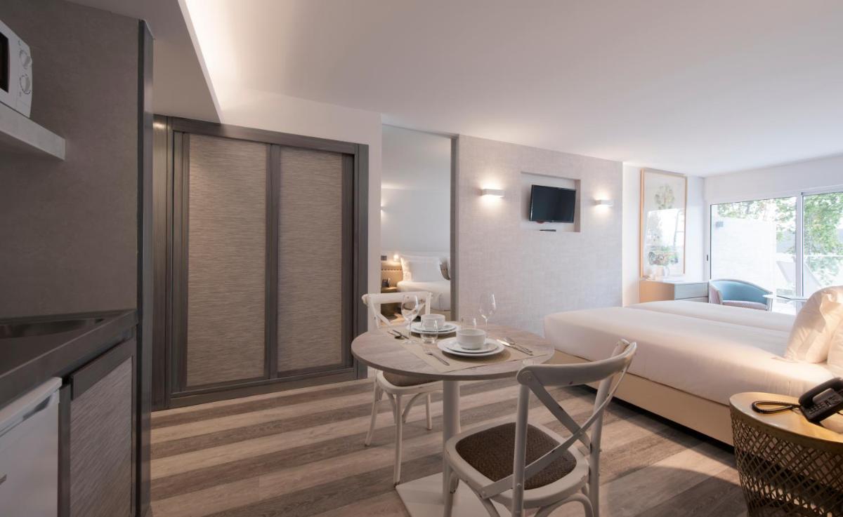 Uma televisão e/ou sistema de entretenimento em Hotel Alto Lido