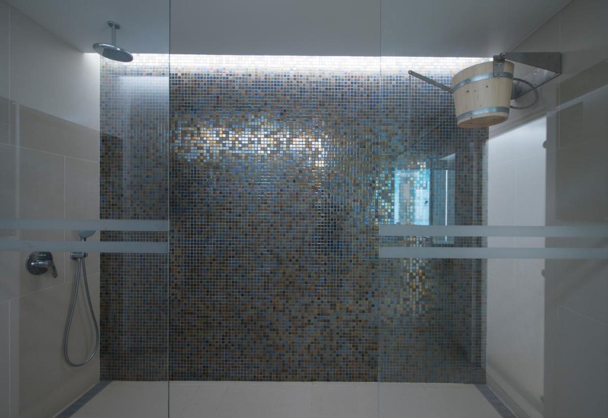 Uma casa de banho em Hotel Alto Lido