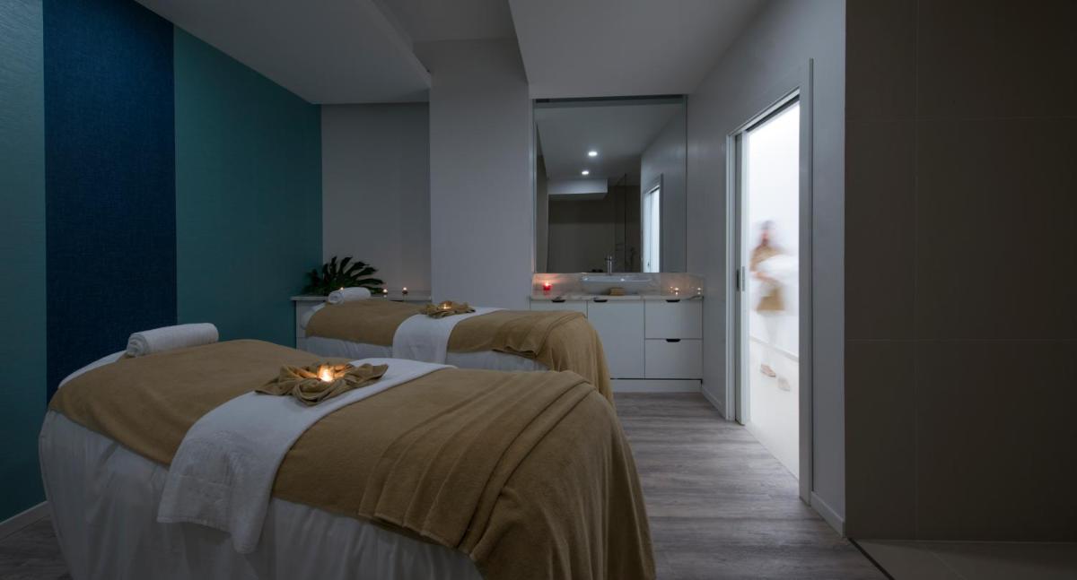 Uma cama ou camas num quarto em Hotel Alto Lido