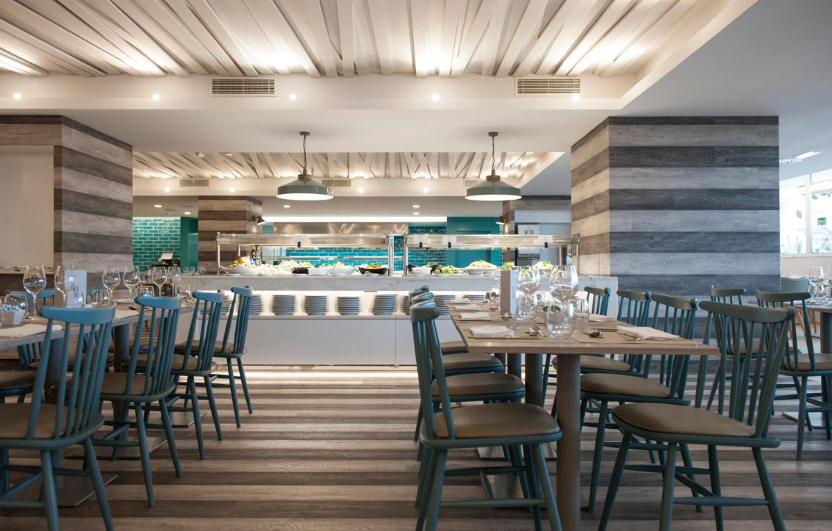 Um restaurante ou outro lugar para comer em Hotel Alto Lido