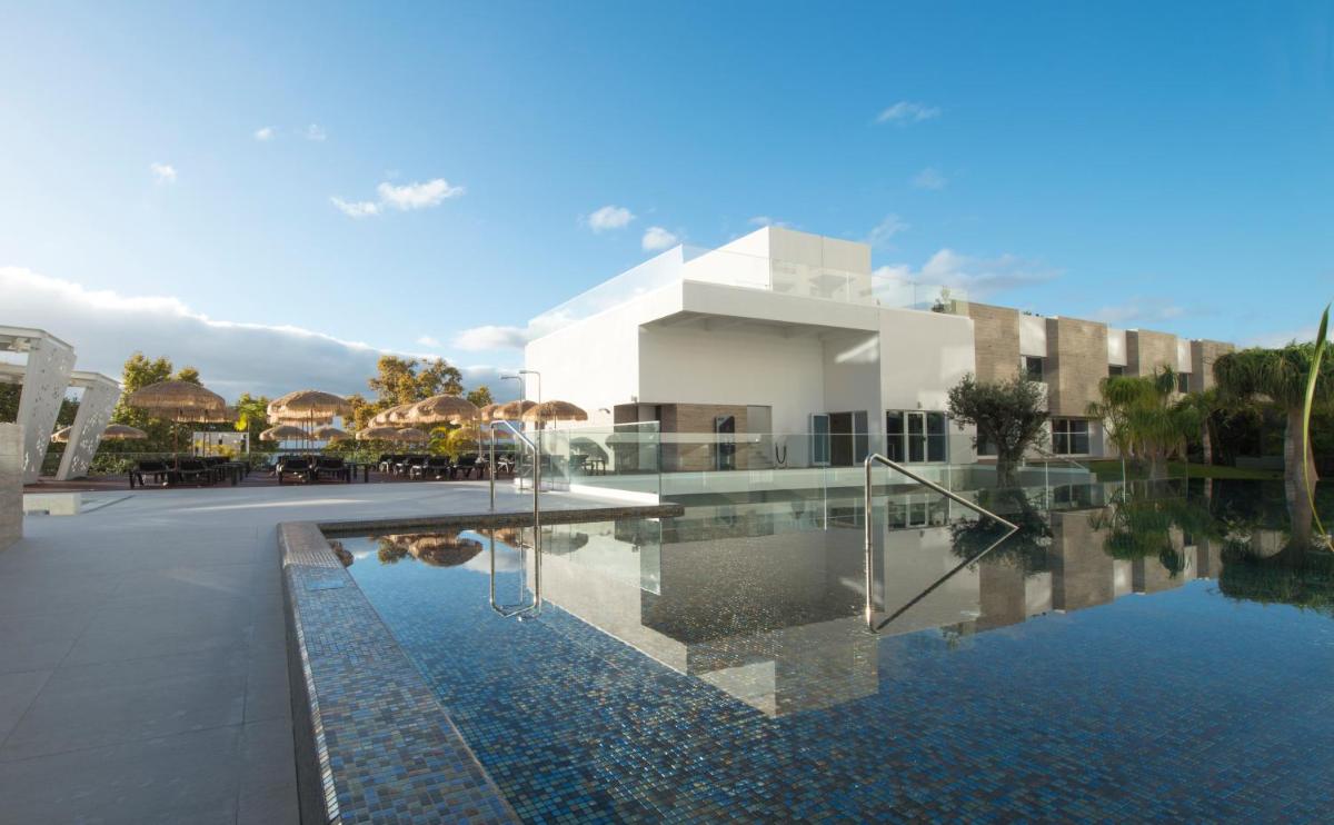 uma piscina em frente a um prédio em Hotel Alto Lido no Funchal