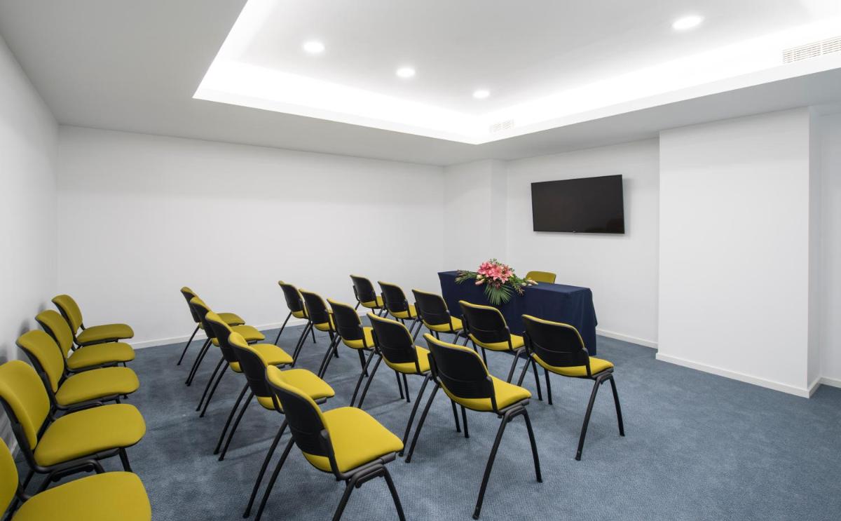 A área empresarial e/ ou a sala de conferências de Hotel Alto Lido