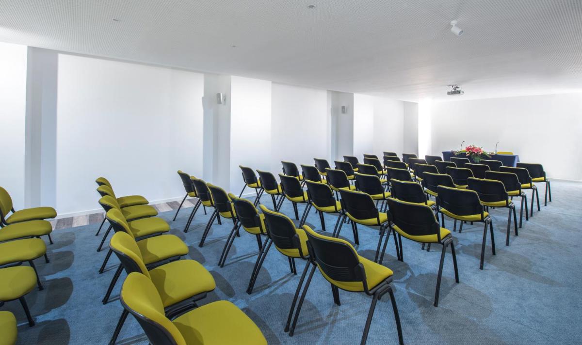 A área empresarial e/ ou a sala de conferências de Hotel Alto Lido