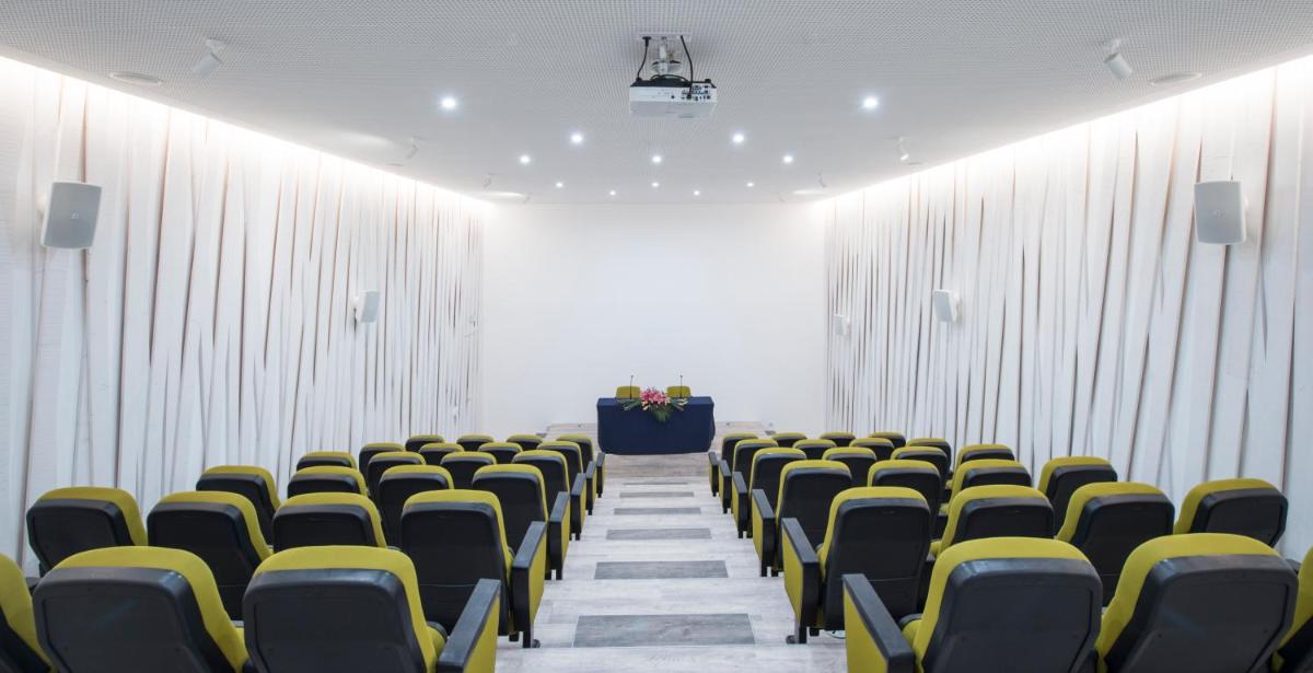 A área empresarial e/ ou a sala de conferências de Hotel Alto Lido