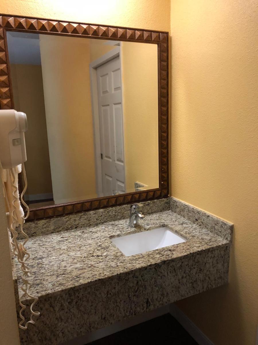 Americas Best Value Inn Addison - Housity