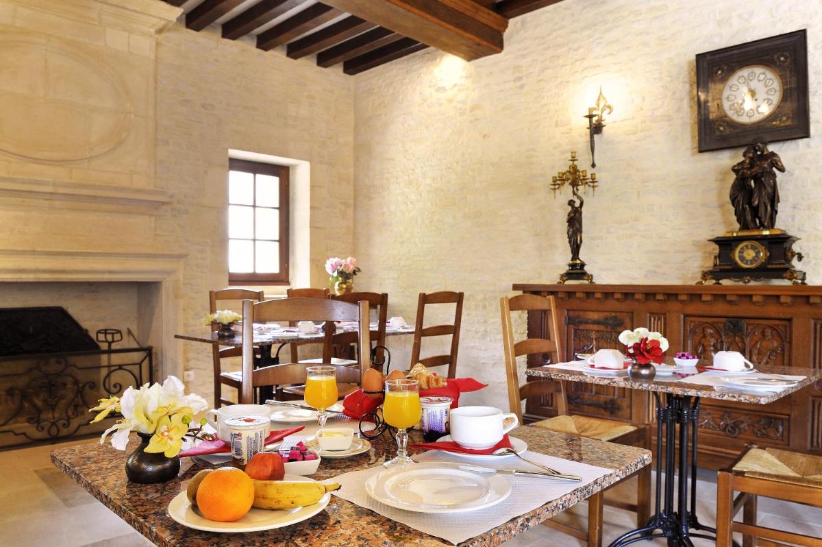 Hôtel Le Manoir De Mathan Crépon à la campagne 5 mn d'Arromanches et 10 mn de Bayeux - Housity
