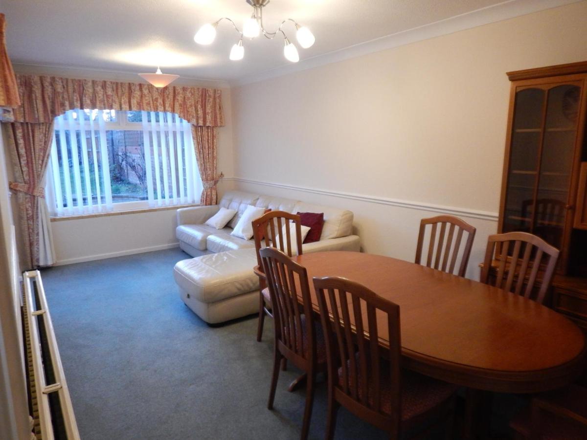 Spacious 3 BDR house with parking-Families-Corporate groups by Orbitat Accommodations - Housity