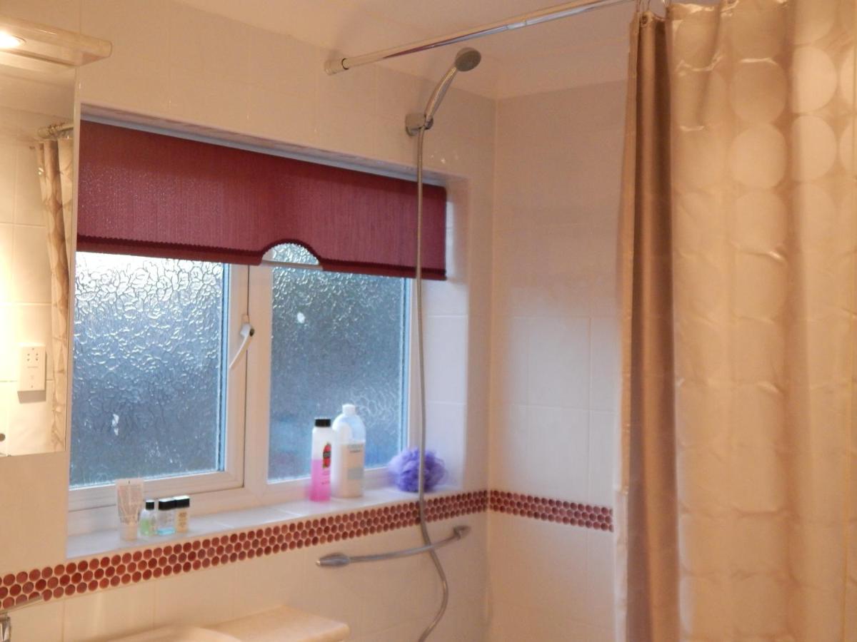 Spacious 3 BDR house with parking-Families-Corporate groups by Orbitat Accommodations - Housity