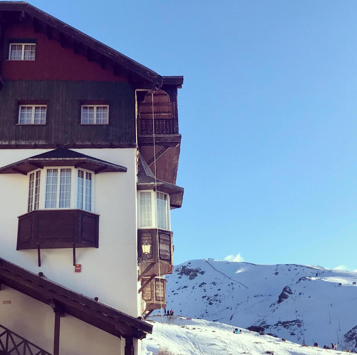 un edificio en la cima de una montaña cubierta de nieve en Hotel GHM Monachil, en Sierra Nevada