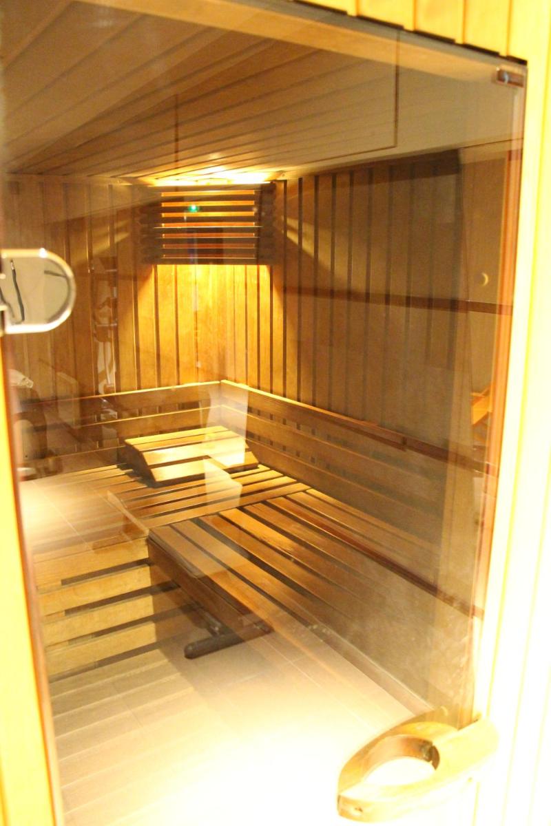 Salle de bains dans l'établissement Kyriad Restaurant Centre SPA Vichy