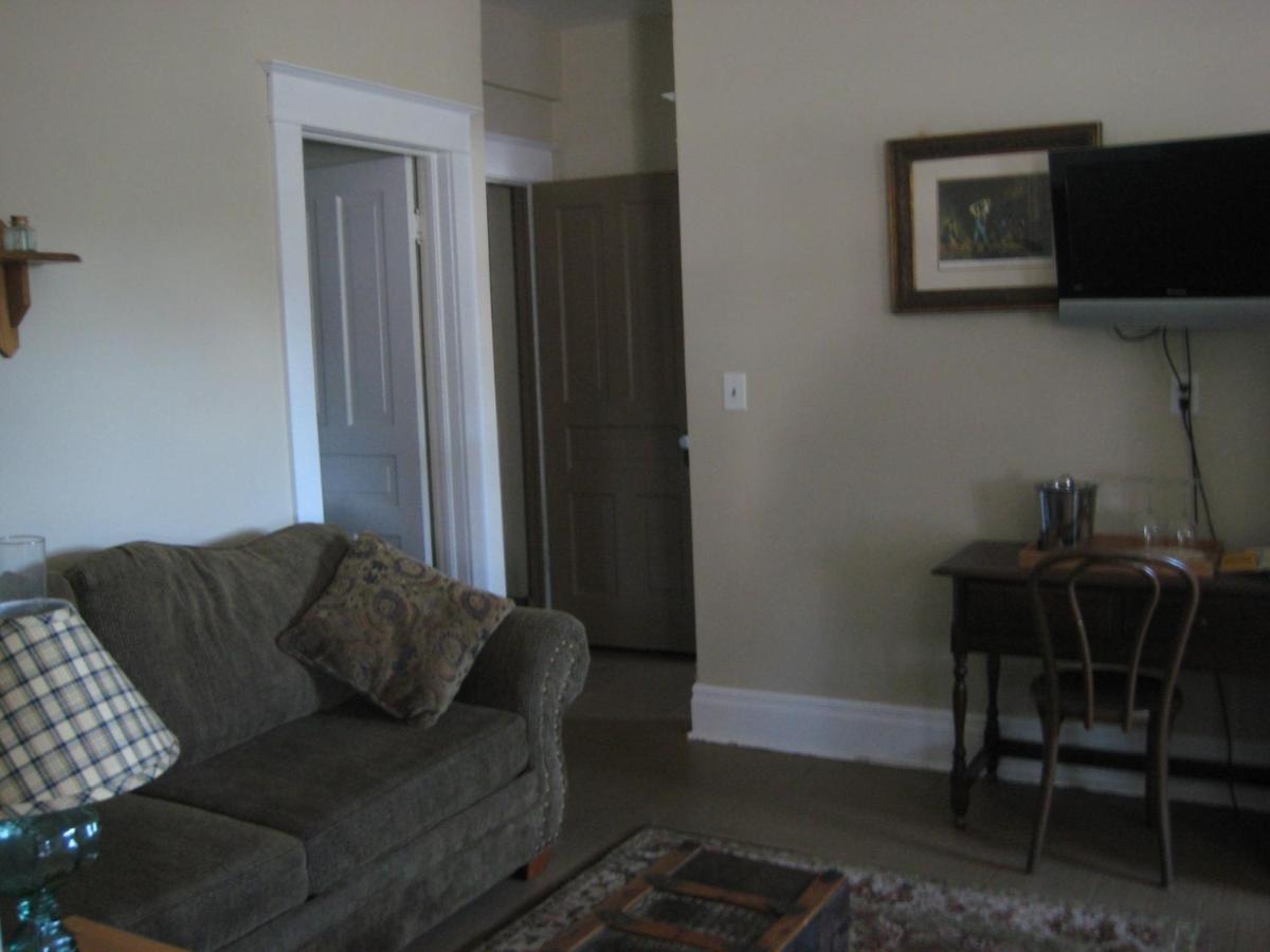 Backwoods Bed and Bath - Housity