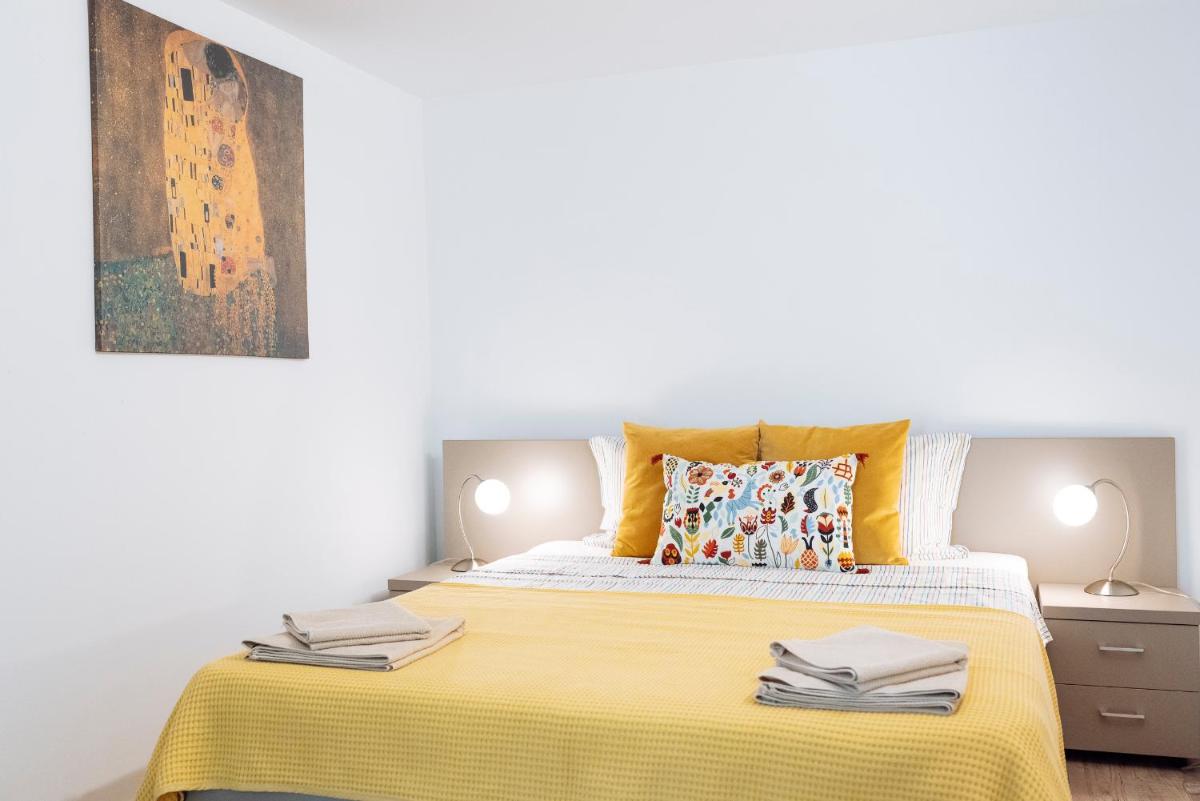 Lovely house and courtyard in city center - Housity