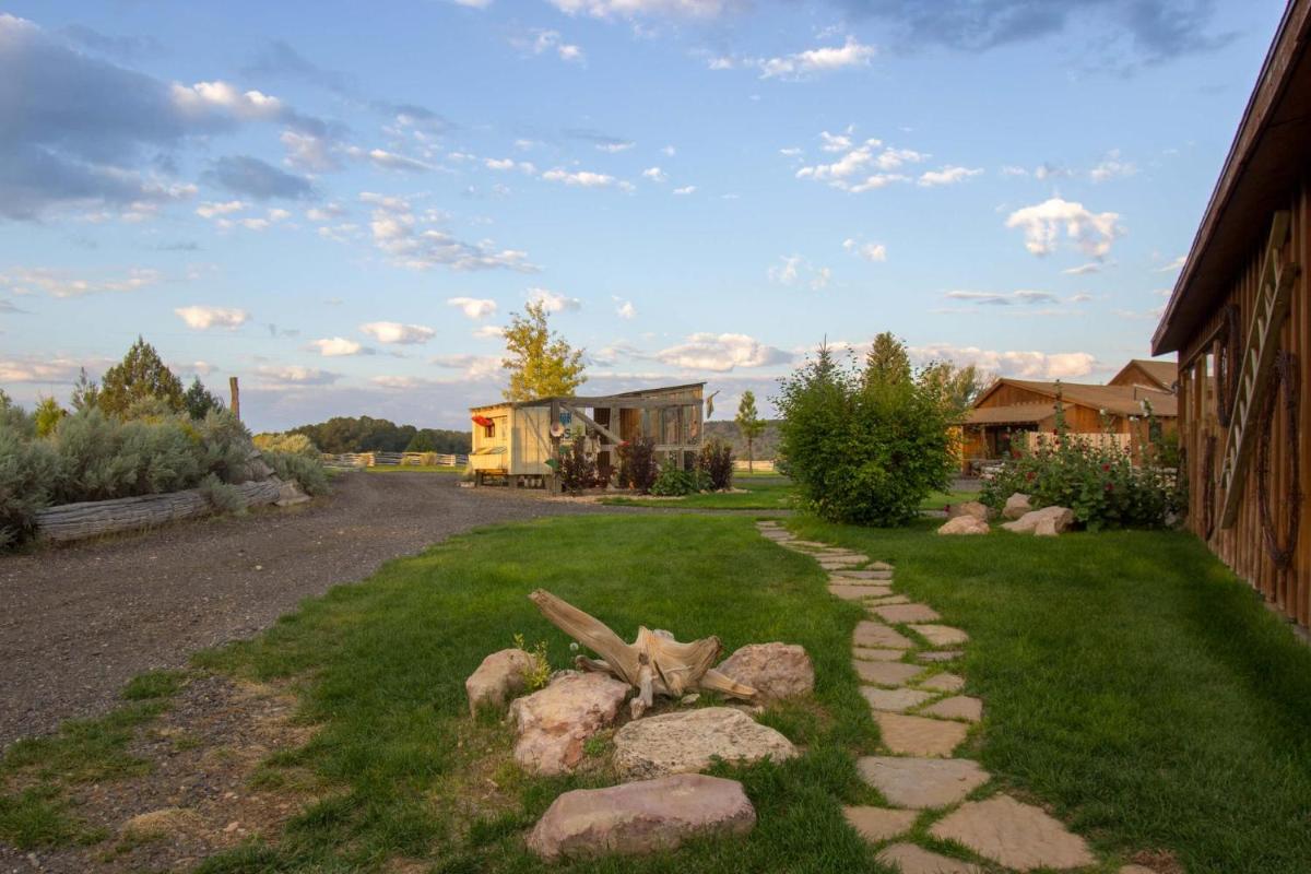 Beautiful 1 BR "Barn" Cabin - Perfect for Small Families - Housity