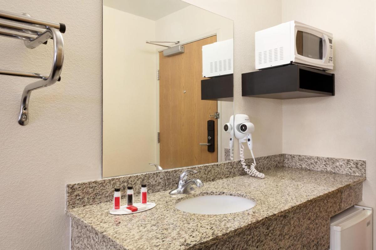 Travelodge by Wyndham Alpine - Housity