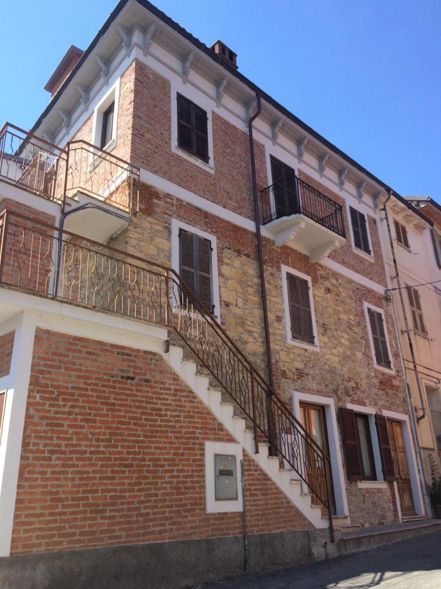 RISTORANTE/AGRITURISMO ALBACHIARA ...APPARTAMENTO ANEMONE ( A MONTALDO BORMIDA) - Housity