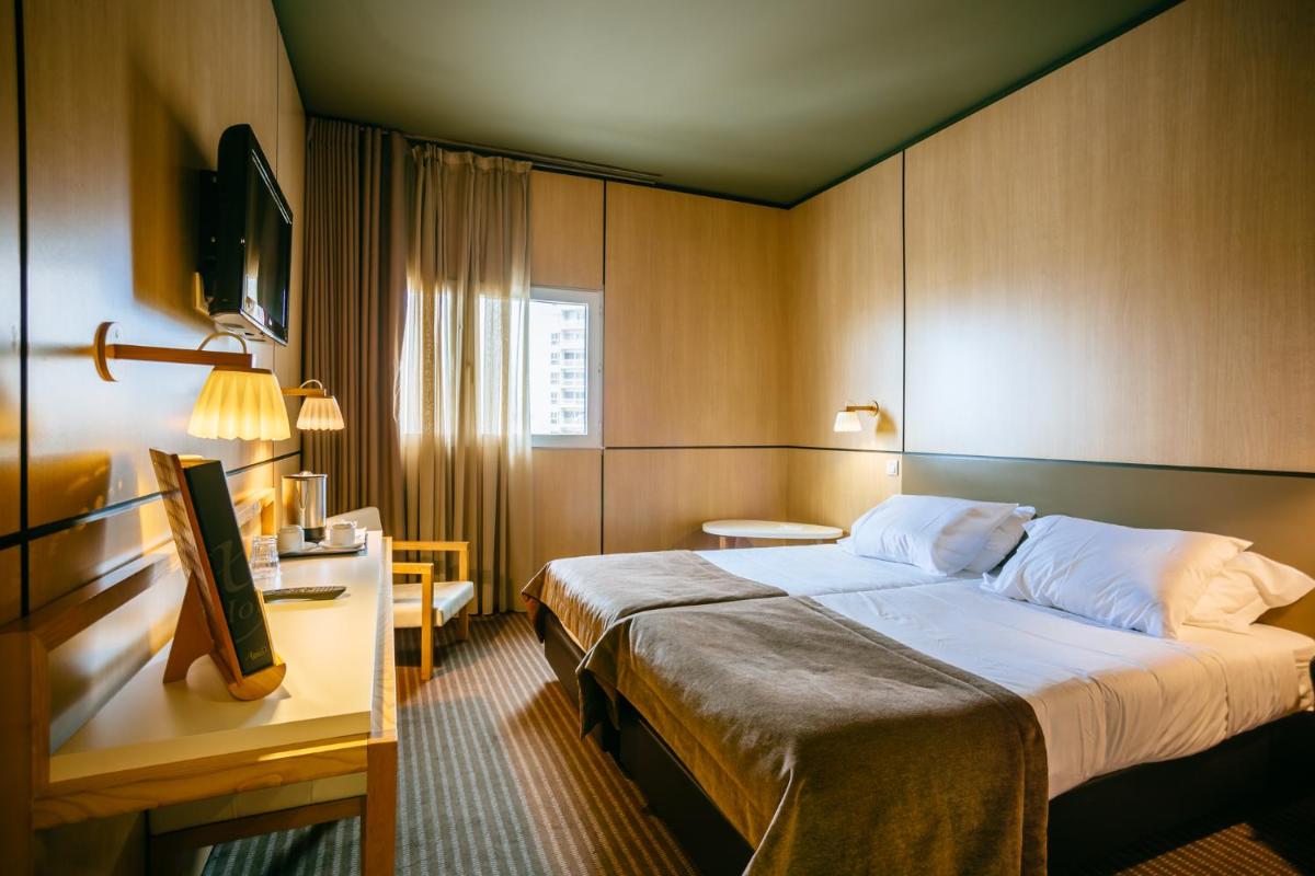 Uma cama ou camas num quarto em Axis Vermar Conference & Beach Hotel