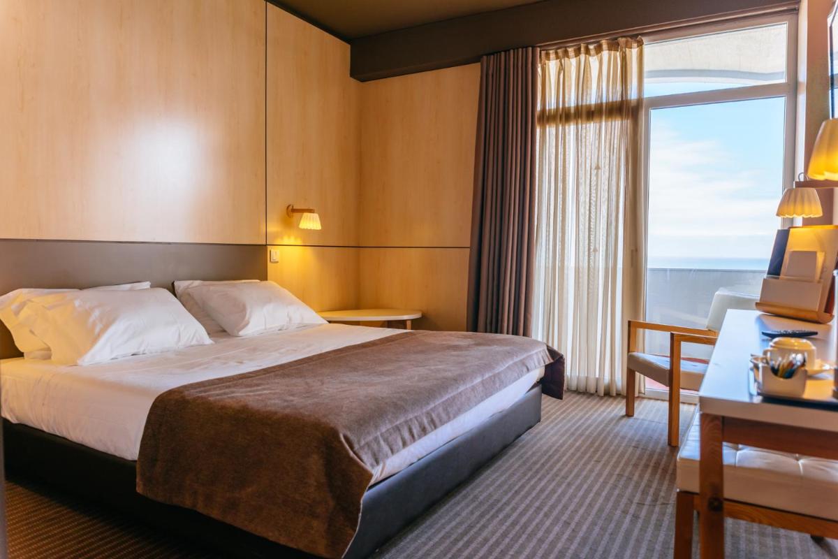 Uma cama ou camas num quarto em Axis Vermar Conference & Beach Hotel
