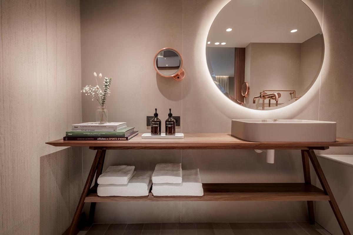 une salle de bains avec un lavabo et un miroir dans l'établissement Coeur de Megève, à Megève