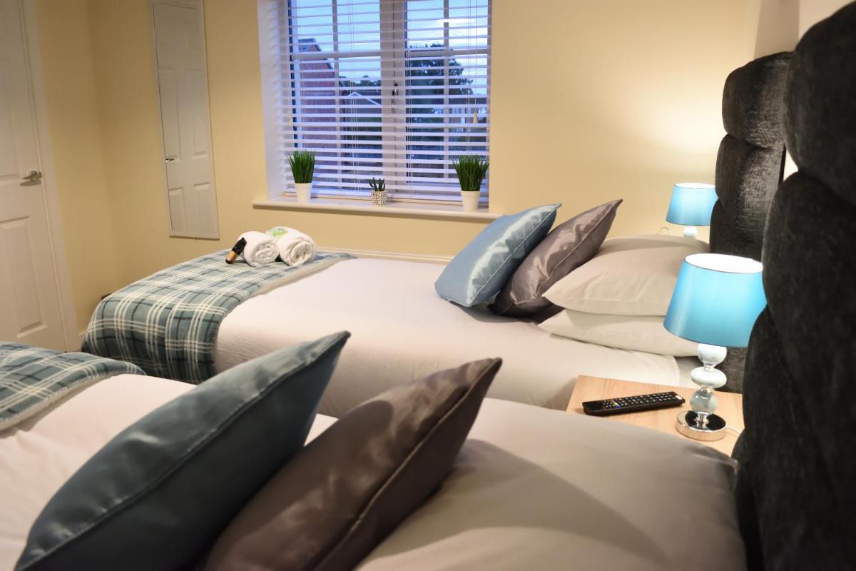 StayNEC Coach House Birmingham - For Company, Contractor & Leisure Stays - NEC, HS2, JLR, Airport - Housity