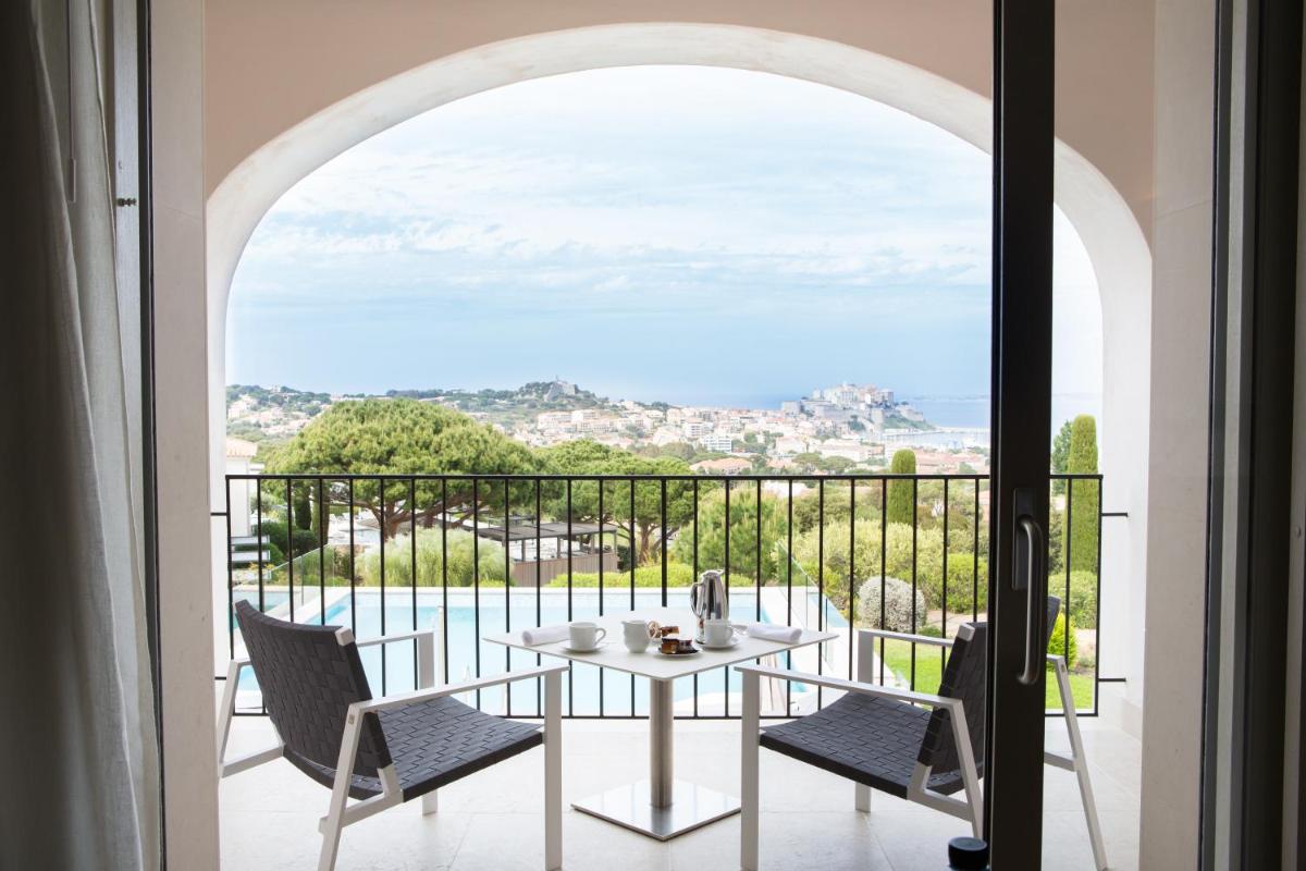 Balcon ou terrasse dans l'établissement La Villa Calvi