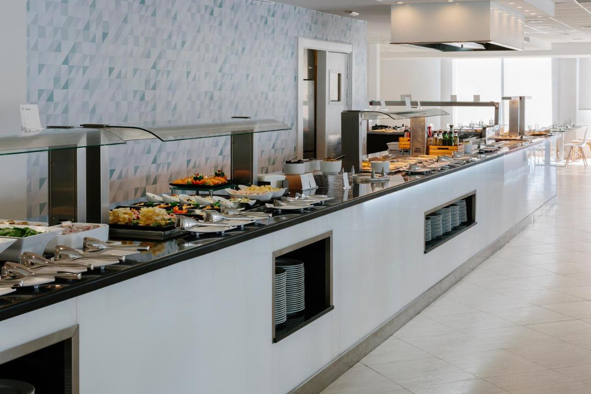 Comida en o cerca de este hotel