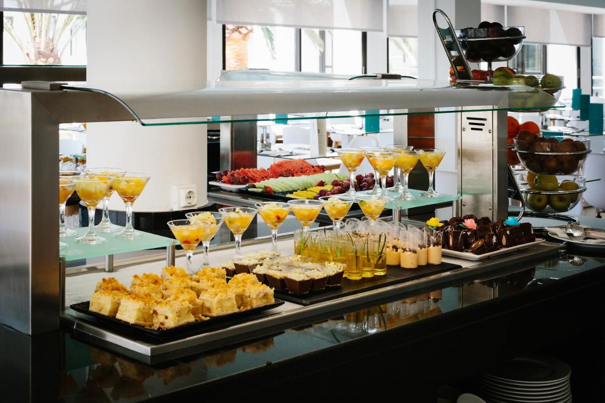 Comida en o cerca de este hotel