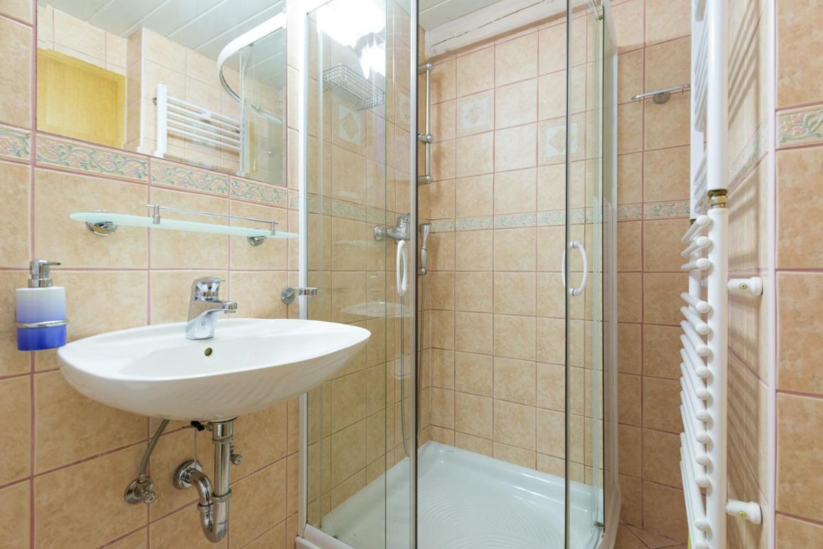 Outstanding Lake View. - Housity
