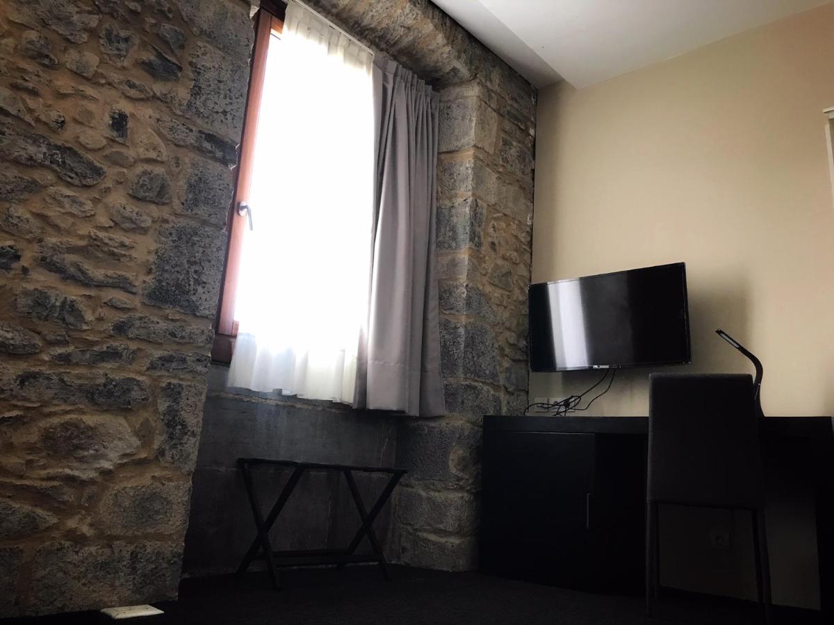 Una televisión o centro de entretenimiento en Hotel Balneario Orduña Plaza