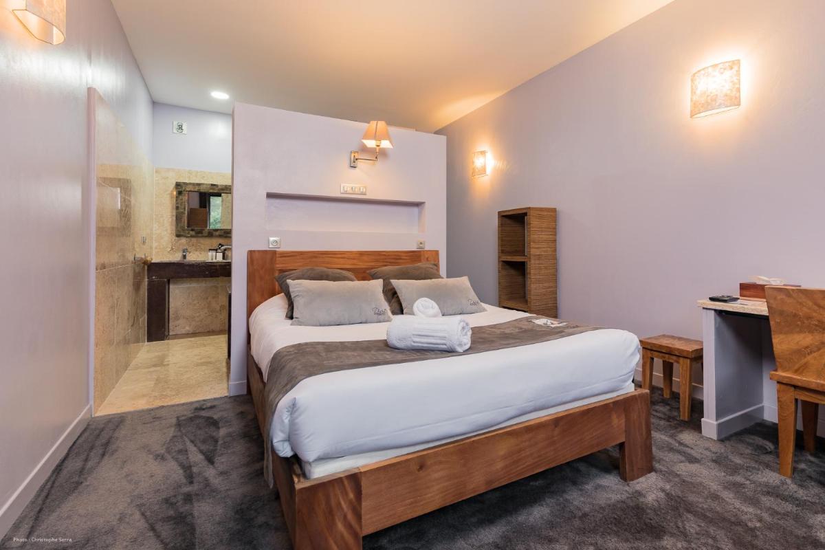 Un ou plusieurs lits dans un hébergement de l'établissement Hotel restaurant Spa Disini Montpellier Est, The Originals Relais