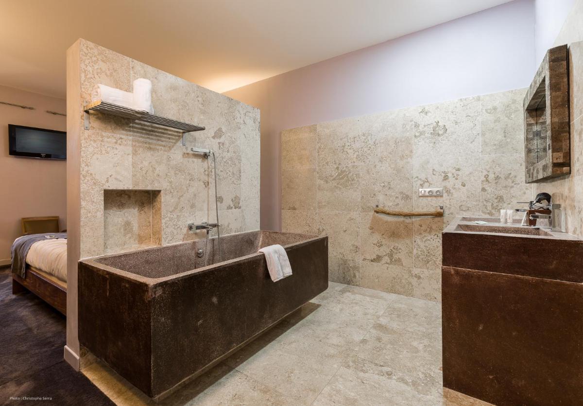 Salle de bains dans l'établissement Hotel restaurant Spa Disini Montpellier Est, The Originals Relais