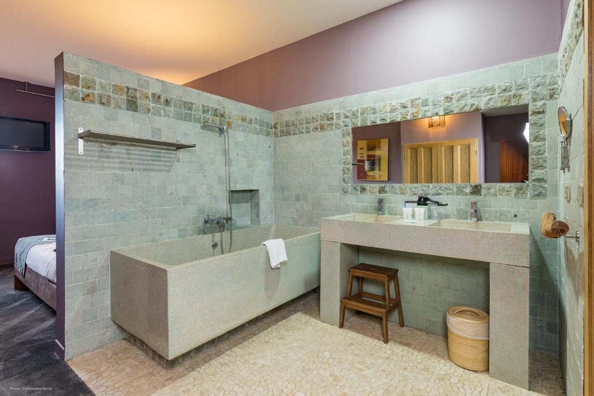 Salle de bains dans l'établissement Hotel restaurant Spa Disini Montpellier Est, The Originals Relais