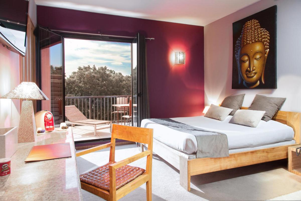 une chambre avec un lit king size et un balcon dans l'établissement Hotel restaurant Spa Disini Montpellier Est, The Originals Relais, à Castries 83 autres photos