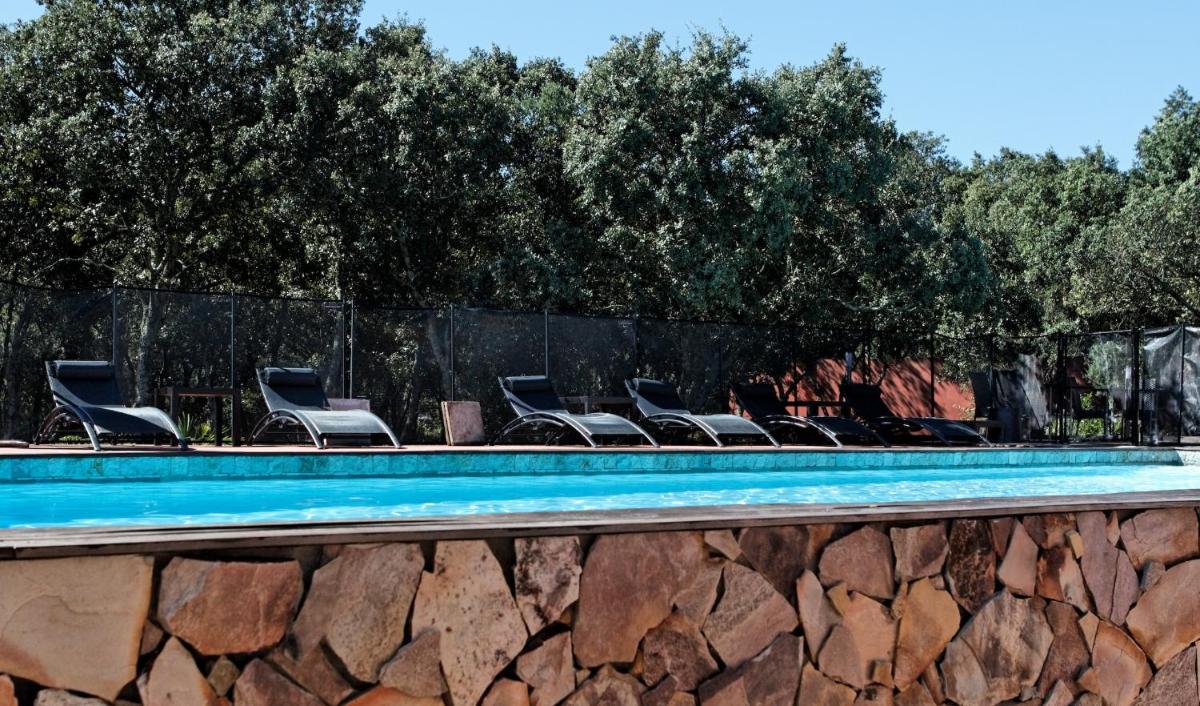 Piscine de l'établissement Hotel restaurant Spa Disini Montpellier Est, The Originals Relais ou située à proximité