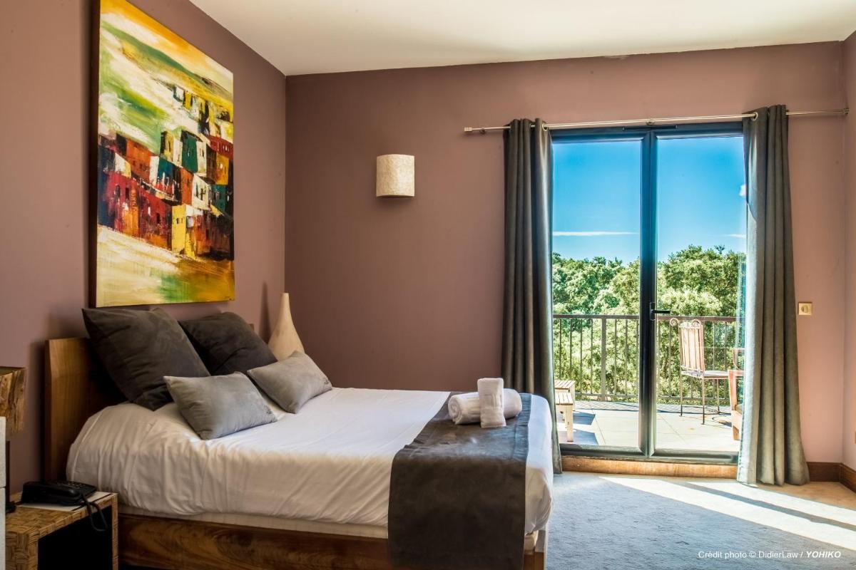 Un ou plusieurs lits dans un hébergement de l'établissement Hotel restaurant Spa Disini Montpellier Est, The Originals Relais