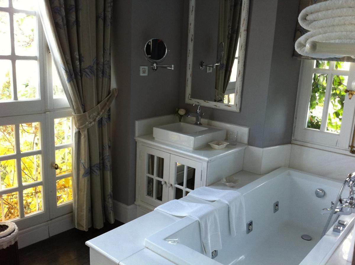 Un baño de Hotel Valdepalacios Gourmand 5* GL