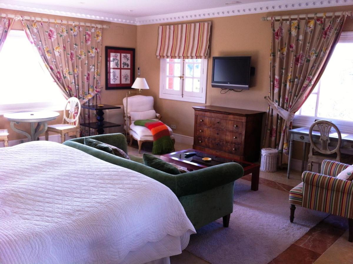Una televisión o centro de entretenimiento en Hotel Valdepalacios Gourmand 5* GL