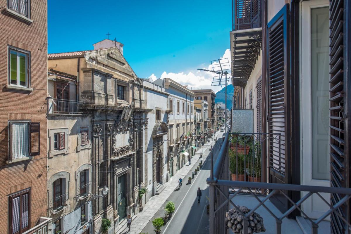 Charming Apartment in the city center by Wonderful Italy - Housity