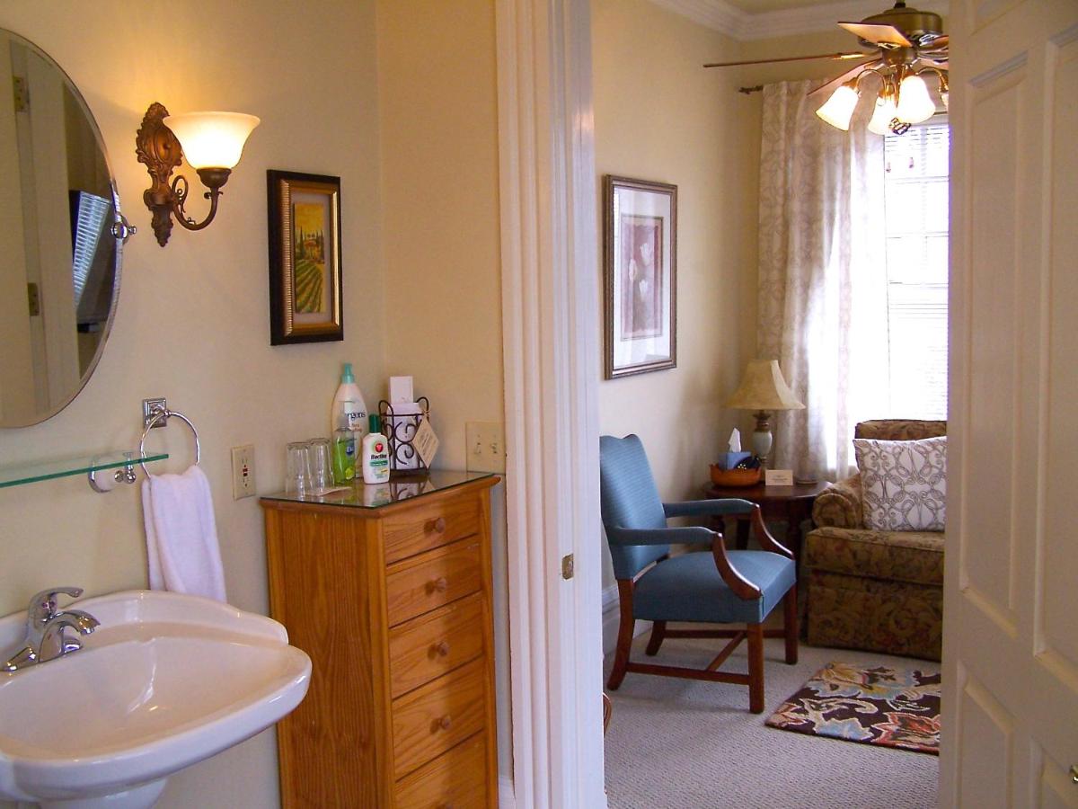 Lyndon House Bed & Breakfast - Housity