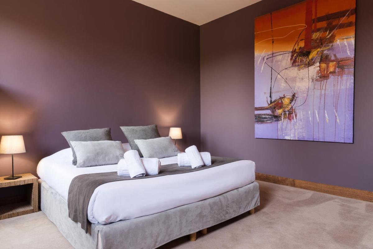 Un ou plusieurs lits dans un hébergement de l'établissement Hotel restaurant Spa Disini Montpellier Est, The Originals Relais